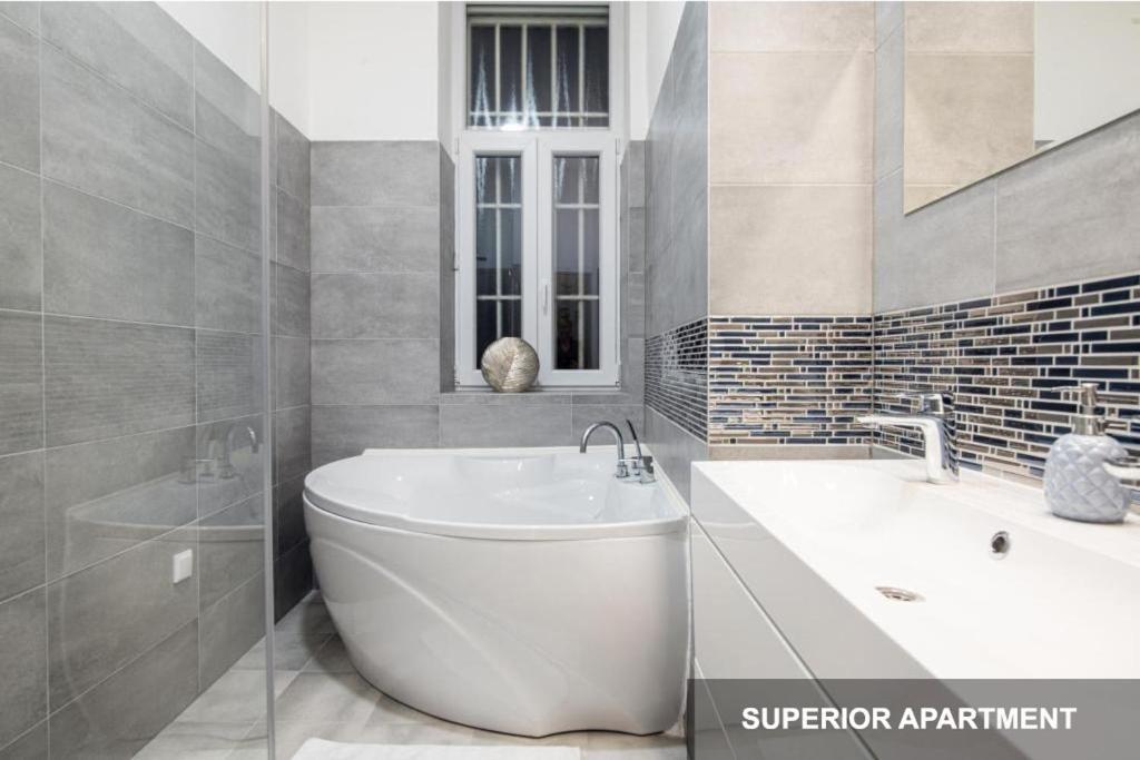 Bpr Agathe Elegant Suite With Parliament View Budapest Exterior foto